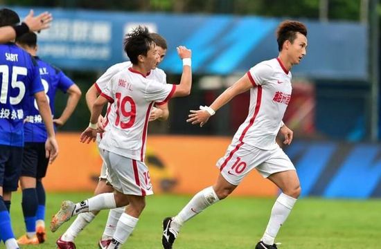 FIFA官方：首届俱乐部世界杯2025年6月15-7月13日举办国际足联理事会今天开会批准首届俱乐部世界杯的各项细节，第一届新版俱乐部世界杯将于2025年6月15日-7月13日在美国举办，共32支球队参加。